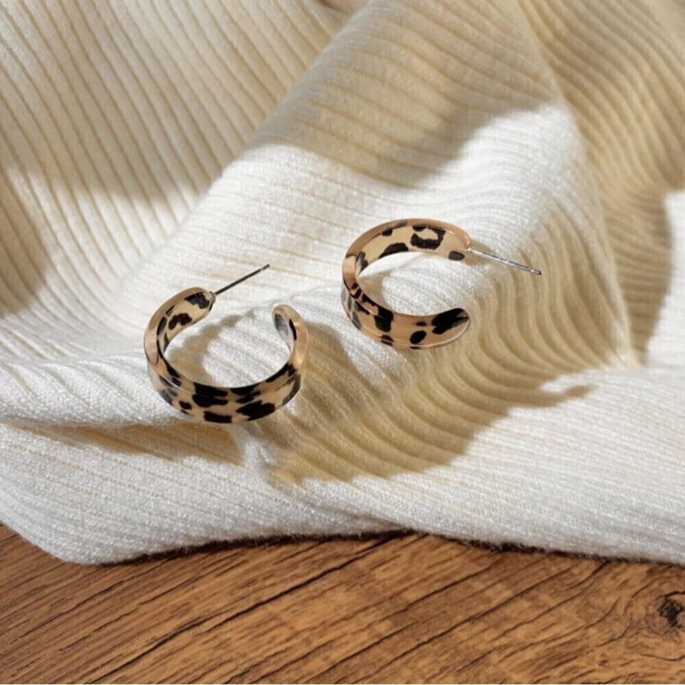 🌟 Leopard Vintage Acrylic Beige Black Hoop Earrings NWT